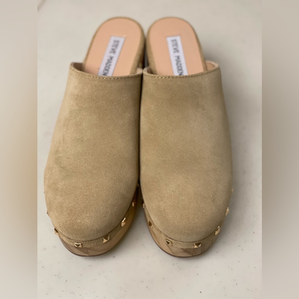 Steve Madden tan clogs with spike detail, size 7.5